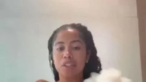 Yasmine Lopez – Nue sous la douche