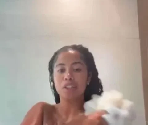 Yasmine Lopez – Nuda sotto la Doccia
