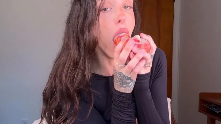 Ava Avafae – Brincando com Dildo em Roupa Preta e Meias Rasgadas