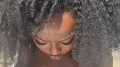 Adiza Sankofa Sola: Curve Audaci e Belle