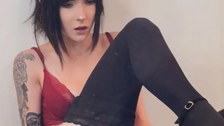 Frankiebunnie – Seductive Solo Play in Red Lingerie