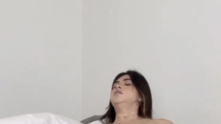 mialuna305 – Latina Masturbates on Camera