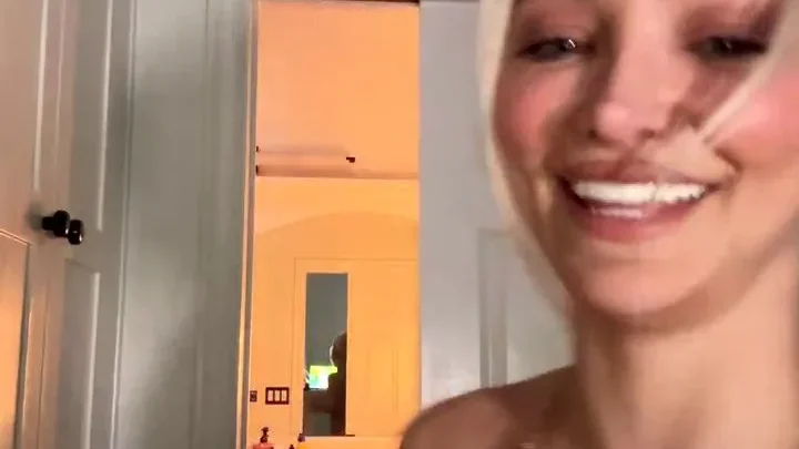 Lindsey Pelas – Prueba de Ropa