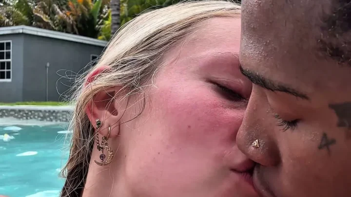 badbarbiepriv – HunnyD fickt blonde im Pool