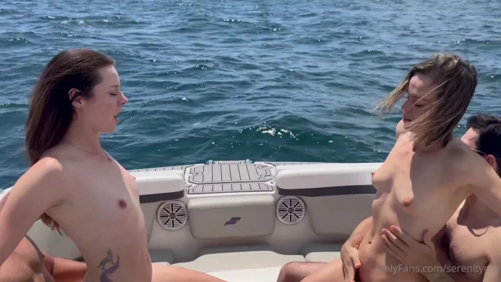 Serenity Cox, Nadia Foxx – Quatro pessoas em um iate, fudendo muito