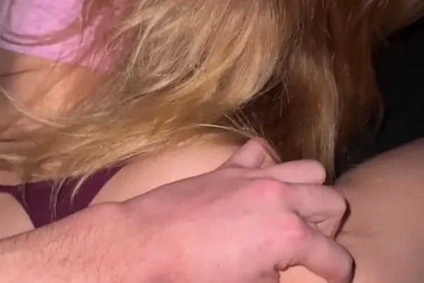milakittenx – Dunkelhaarige Teizt Riesigen Arsch mit Dildo im Auto