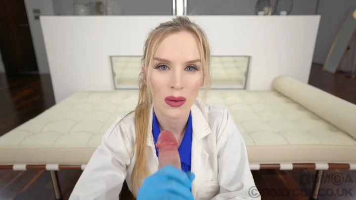 Roxy Cox – Doctor Treats Patient With Latex Handjob 4K